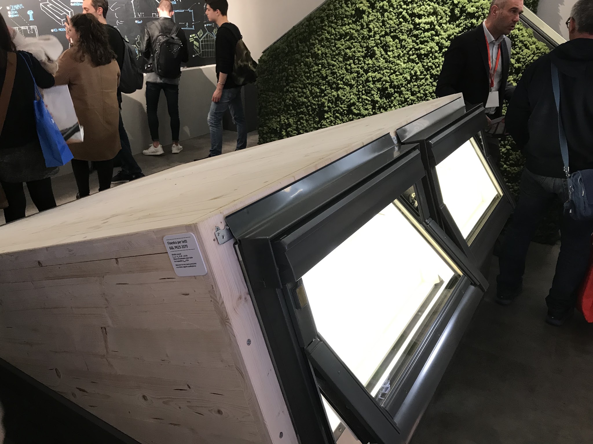 Esposizione di finestre per tetti con struttura in legno